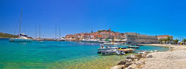 Primošten pláž a přístav panoramatický pohled — Stock fotografie