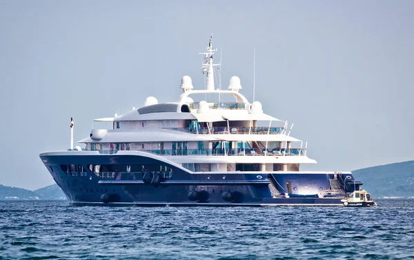 Anonymus lyxyacht mega på öppet hav — Stockfoto