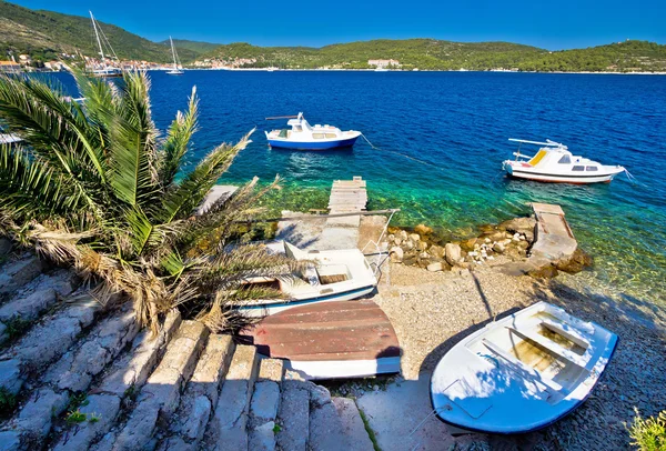 Pequena praia de barco na ilha de Vis — Fotografia de Stock