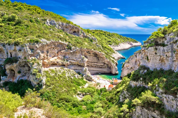 Сценический пляж Хорватии на острове Вис — стоковое фото