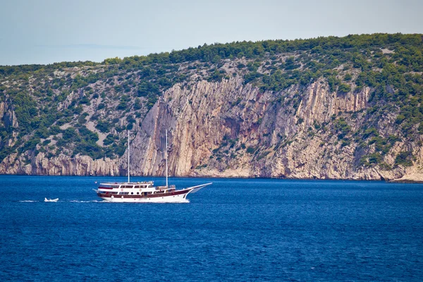 Isola di Solta scogliere barca crociera — Foto Stock