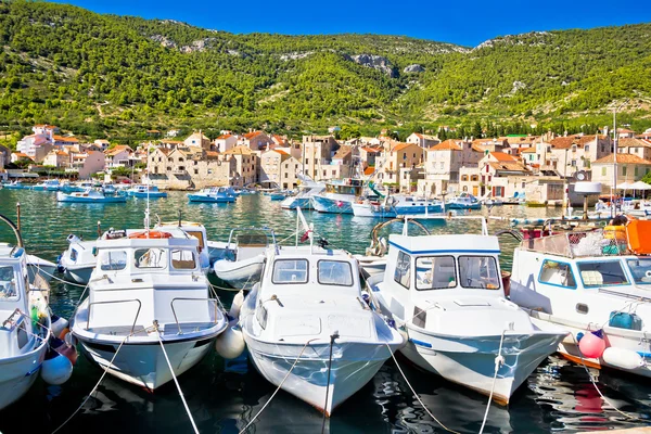 Medelhavet byn Komiza waterfront — Stockfoto