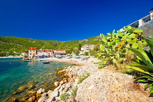 Idílica playa mediterránea en el pueblo de Komiza — Foto de Stock