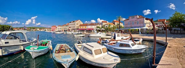 Vista estiva sul lungomare Stari Grad — Foto Stock