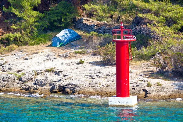 Tenda campeggio sul mare e lanterna — Foto Stock