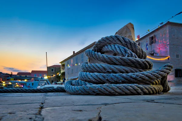 Cuerda de barco herida en pilona de amarre — Foto de Stock