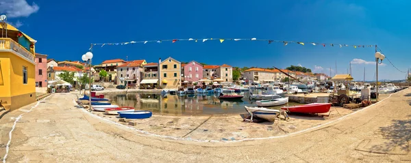 Medelhavet byn av Sali panoramautsikt över vattnet — Stockfoto