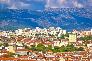 Bölünmüş cityscape ve Mosor dağ