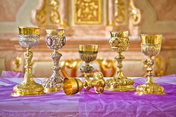 Gouden Heilige grails op kerk altaar bekijken — Stockfoto