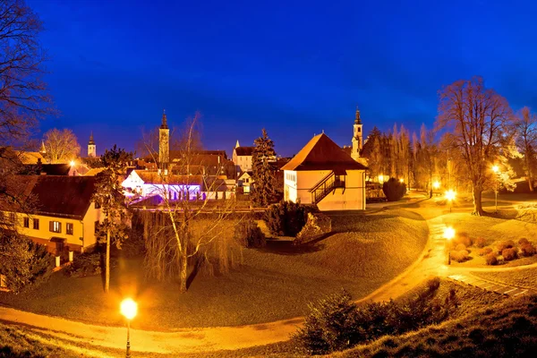 Cidade de Varazdin vista horizonte da noite — Fotografia de Stock