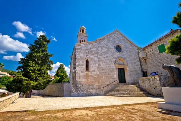 Ostrov Hvar historický kamenný kostel — Stock fotografie