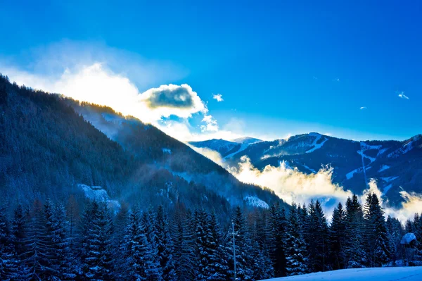 Besneeuwde Oostenrijkse Alpen in ochtend wolken — Stockfoto