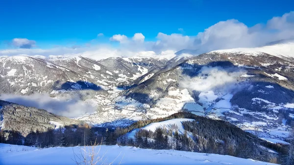 Oostenrijkse Alpen besneeuwde luchtfoto — Stockfoto