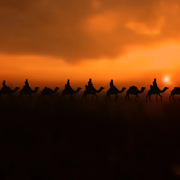 Τροχόσπιτο με καμήλες στο όμορφο ηλιοβασίλεμα — Διανυσματικό Αρχείο