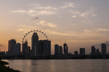 Singapur Skyline gün batımı görünümü