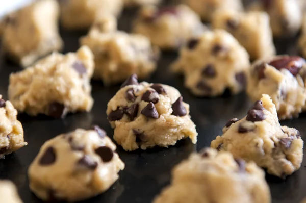 Close-up van chocolade chip cookies deeg op bakken lade klaar voor bakken Stockfoto