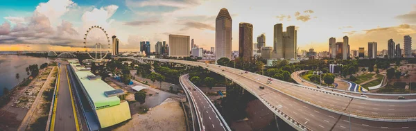 Singapur - 14 Haziran 2021: Panorama Günbatımı Singapur 'un gökyüzü herhangi bir otoyol silueti.