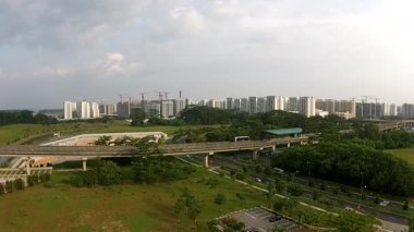 Singapur - hafif raylı havadan görünümü Tren İstasyonu'na girerek, toplu konut