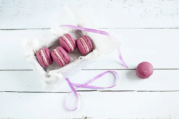 Sweet crimson french macaroons with box — Stock Photo, Image