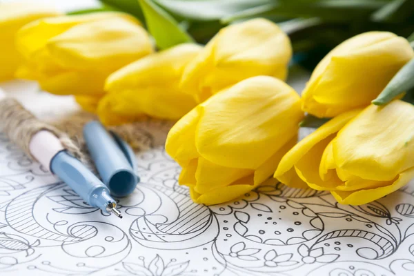 Tulipes fraîches jaunes avec croquis graphique et stylo — Photo