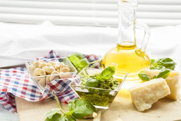 Pesto al basilico foglie fresche di basilico parmigiano olio d'oliva e semi di anacardi — Foto Stock