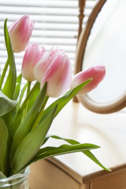 Güzel buket pembe laleler ve arka ışık arka planı yansıtmadaki