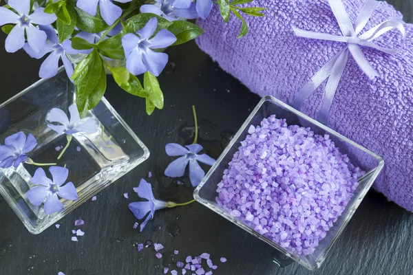 Лаванда солі з квітами і рушником — стокове фото