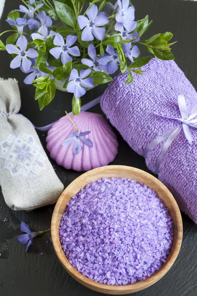 Lavendel Bad zouten met bloemen, zeep, zakje en handdoek — Stockfoto