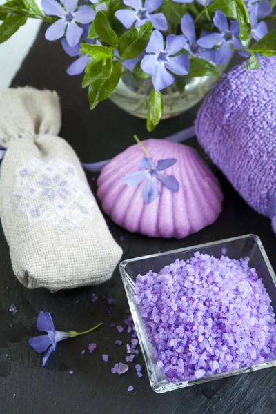 Lavendel Bad zouten met bloemen, zeep, zakje en handdoek — Stockfoto