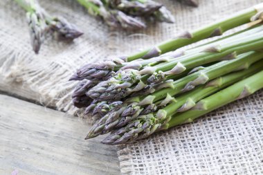 Demet taze yeşil kuşkonmaz masada spears