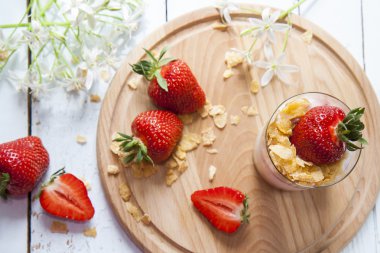 Yoğurtlu taze çilek ve Mısır gevreği