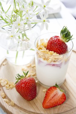 Yoğurtlu taze çilek ve Mısır gevreği