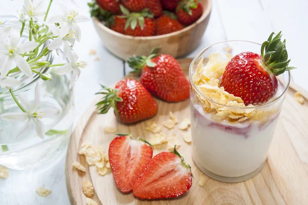 Yogurt with fresh strawberry and corn flakes — Stock Photo, Image