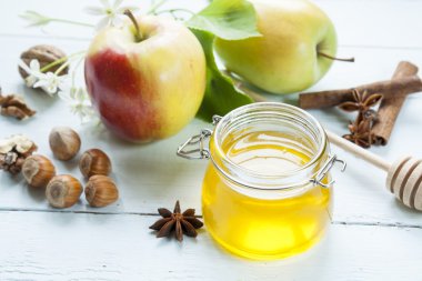 Elma ve bal hafif ahşap masa üzerinde