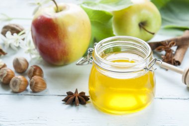 Elma ve bal hafif ahşap masa üzerinde