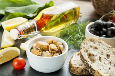 Siyah taş tahta üzerinde Akdeniz yemekleri