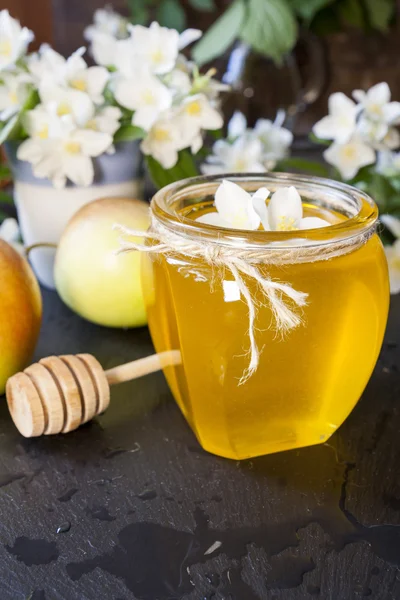 Ízletes friss tavaszi méz üvegedénybe — Stock Fotó