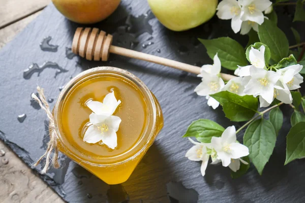 Ízletes friss tavaszi méz üvegedénybe — Stock Fotó