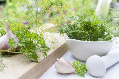 Otlar havaneli ve masanın üzerine sarımsak