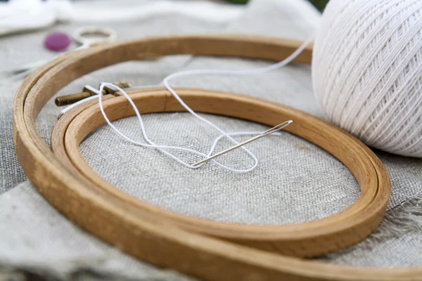 Set para bordados, agujas de prendas de vestir y aros de bordado — Foto de Stock