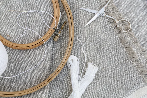 Instellen voor borduurwerk, kledingstuk naald, draad, schaar en embroid — Stockfoto