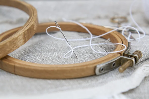 Set para bordados, agujas de prendas de vestir y aros de bordado — Foto de Stock