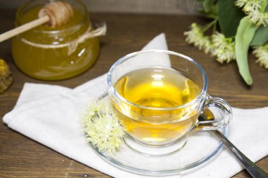 Ihlamur çayı cam Kupası ve kavanoz bal ile