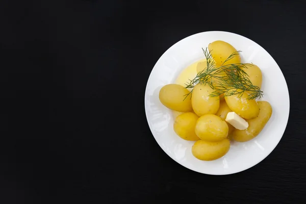 Batatas cozidas em placa branca — Fotografia de Stock