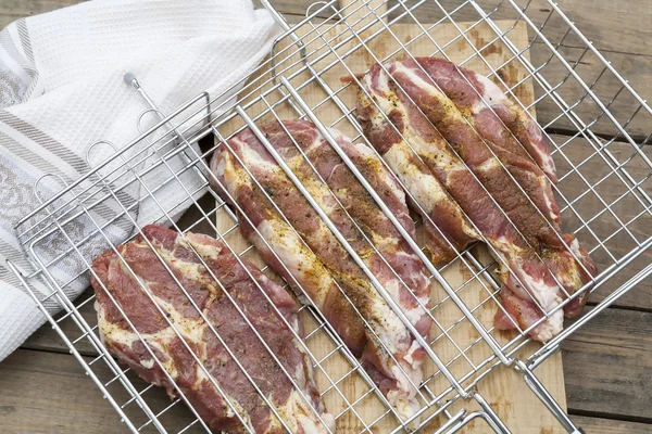 Ruwe gegrild varkensvlees steaks van de grill — Stockfoto