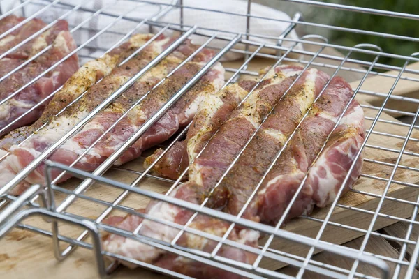 Bifes de porco grelhados crus na grelha — Fotografia de Stock