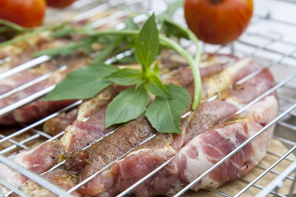 Gegrilde varkensvlees steaks op de grill — Stockfoto