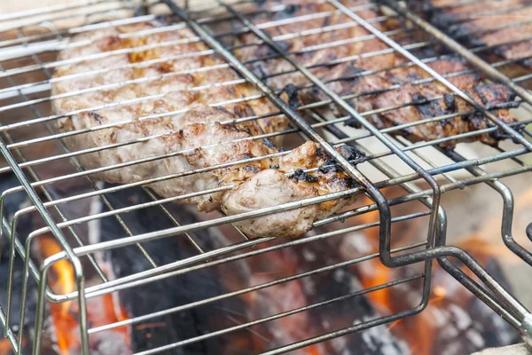 Bifes de porco grelhados na grelha — Fotografia de Stock