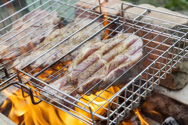 Bifes de porco grelhados na grelha — Fotografia de Stock