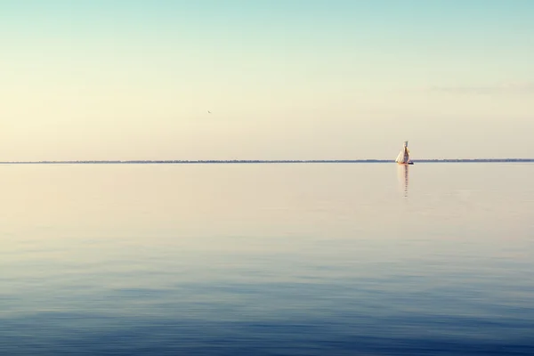 Voilier blanc sur des eaux calmes — Photo